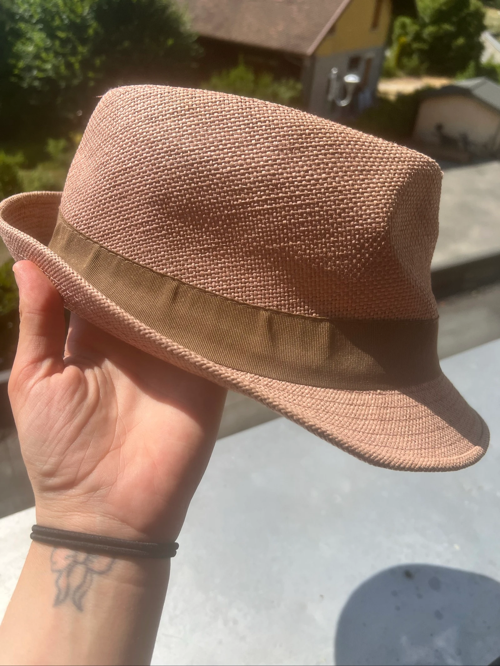 Sombrero fedora rosa con cinta marrón estilo panamá – photo 3